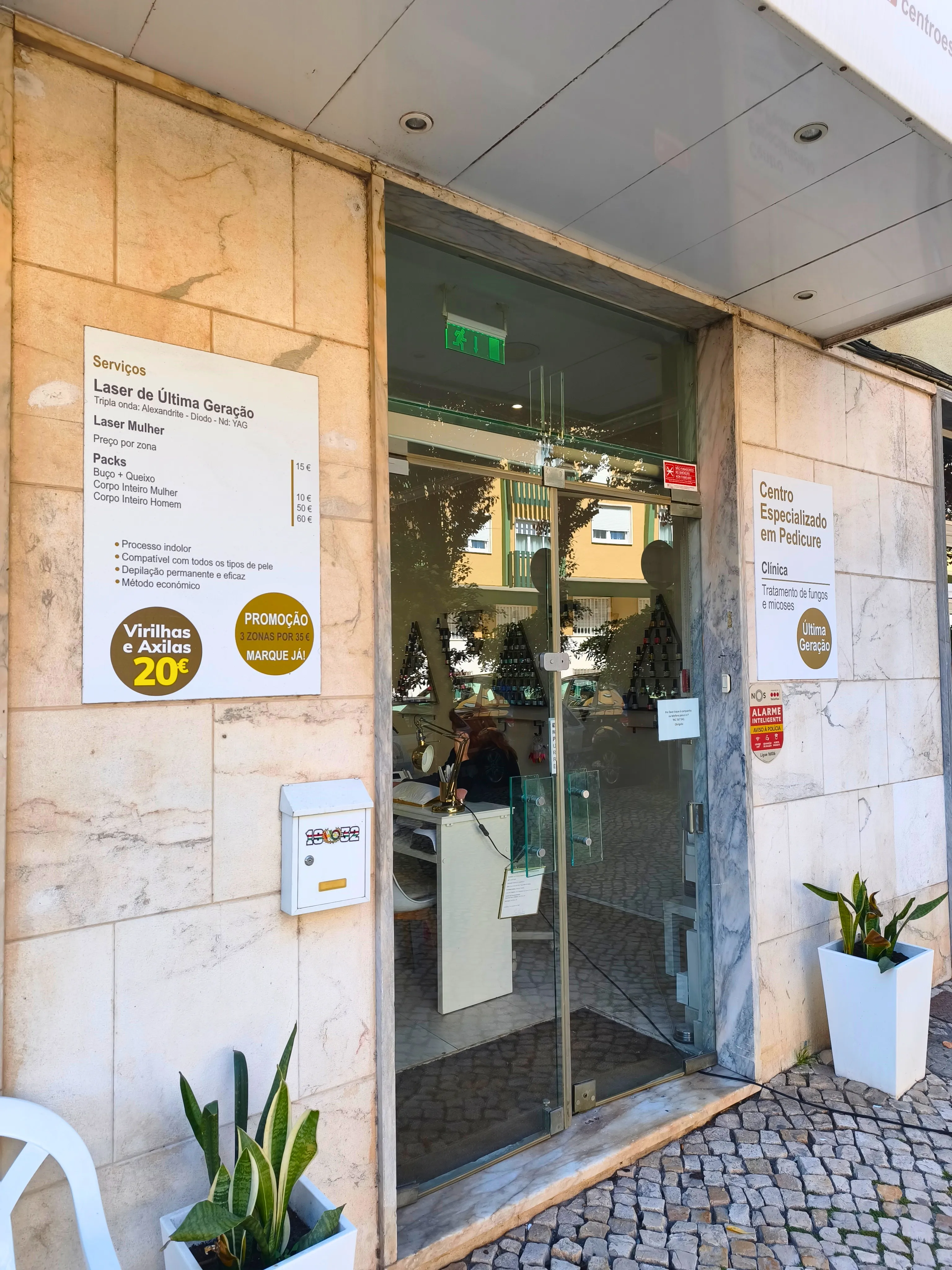Entrada principal do centro de estética em Casal de São Brás, Amadora