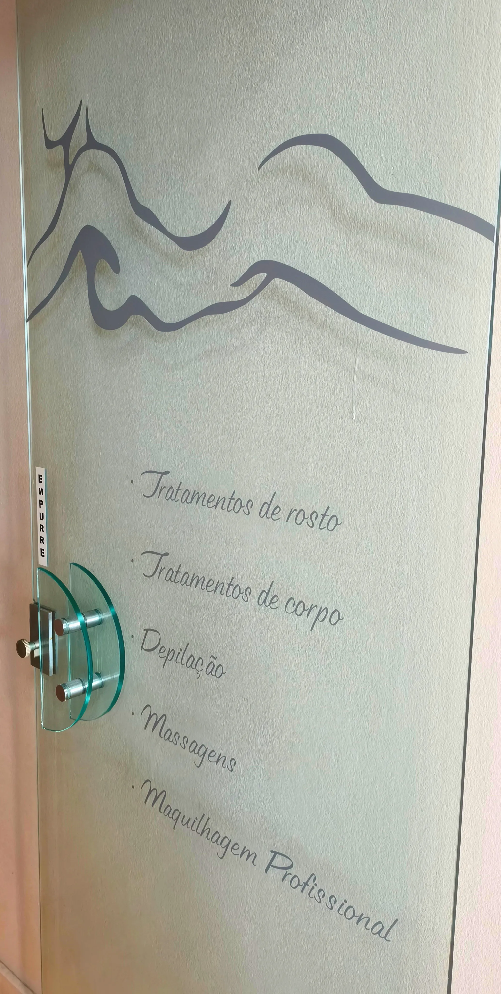 Acesso às zonas de tratamento no centro de estética em Amadora