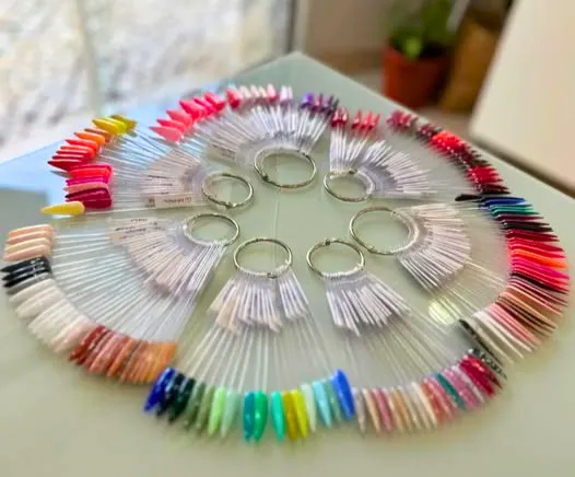 Display de cores de verniz e gel no centro de estética em Amadora