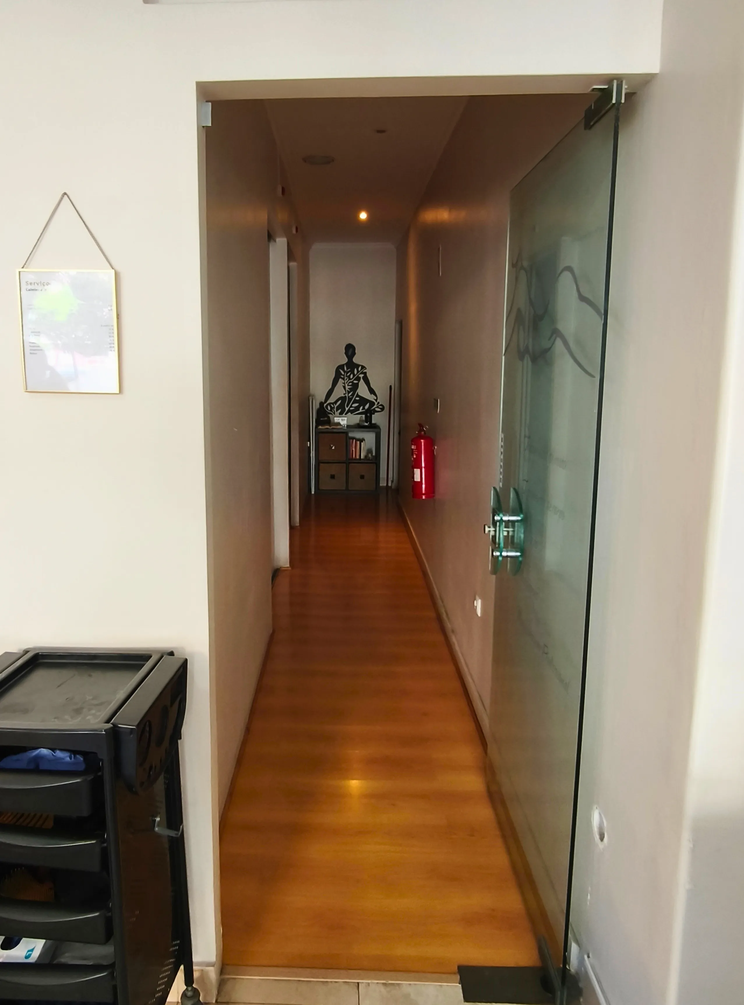 Ambiente calmo e organizado no centro de estética em Casal de São Brás, Amadora