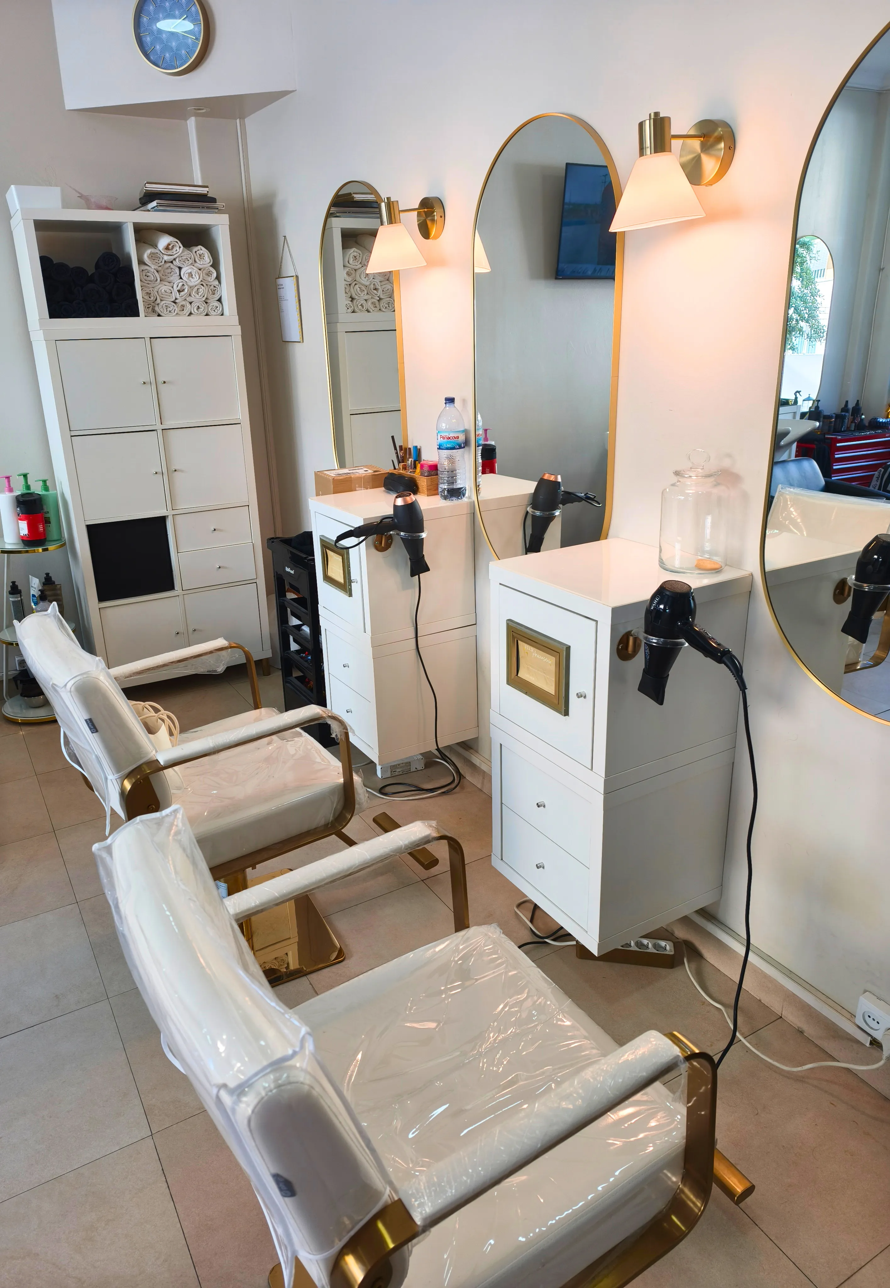 Zona de cabeleireiro moderna no centro de estética em Casal de São Brás, Amadora