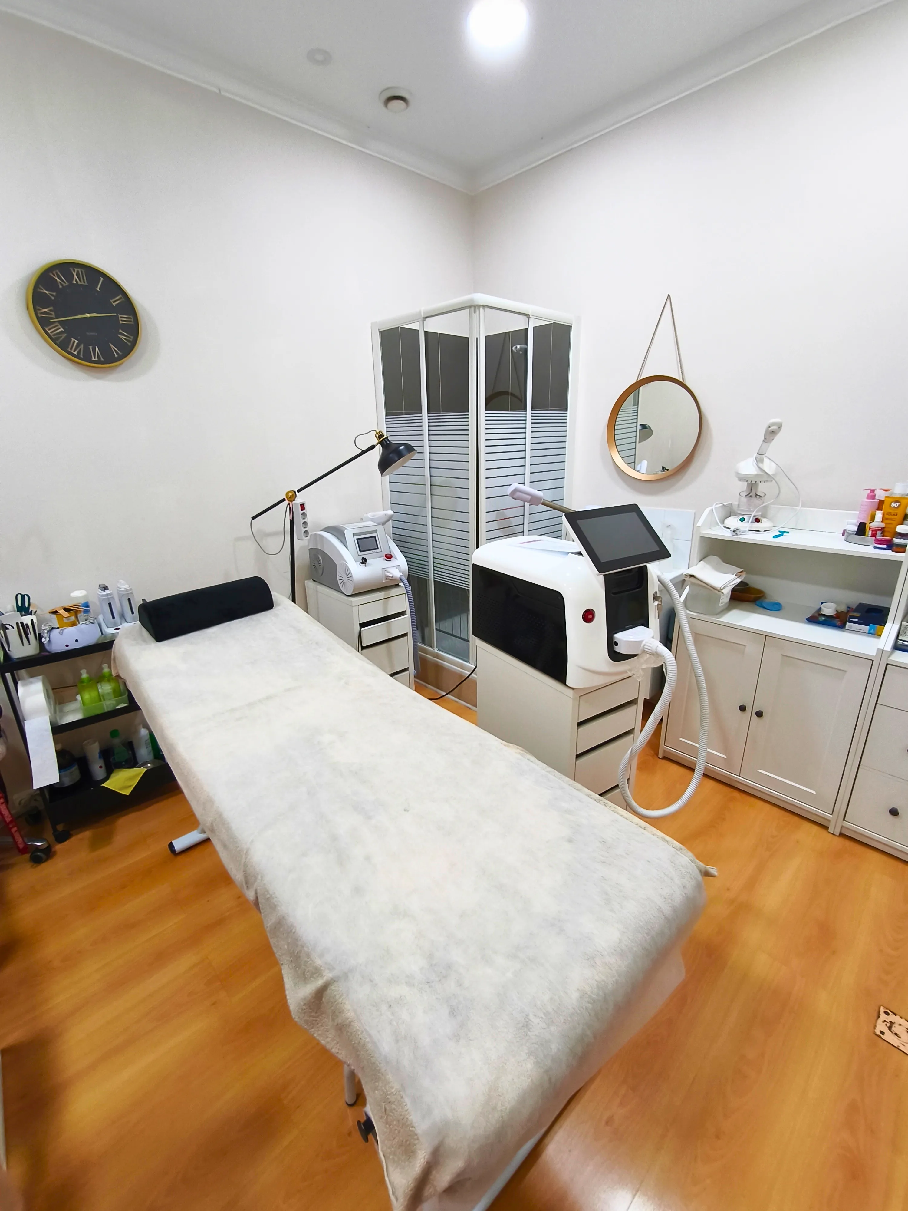 Sala de laser tripla onda privada no centro de estética em Casal de São Brás, Amadora