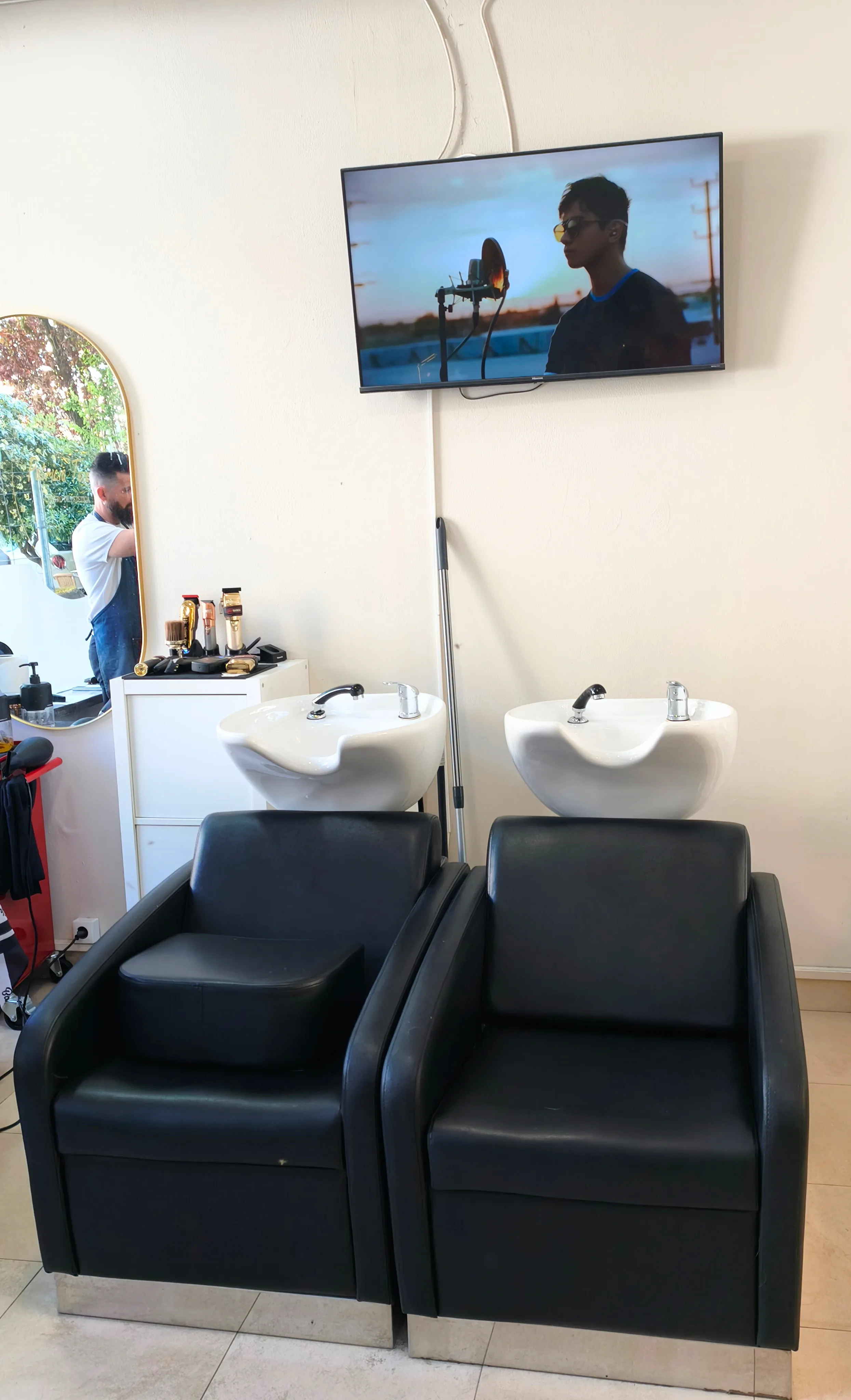 Zona de lavagem de cabelo confortável no centro de estética em Amadora