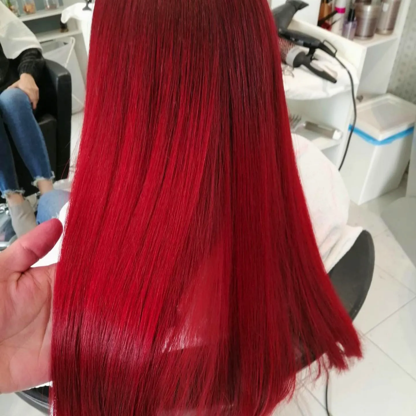 Cabelo liso brilhante após alisamento profissional em Amadora