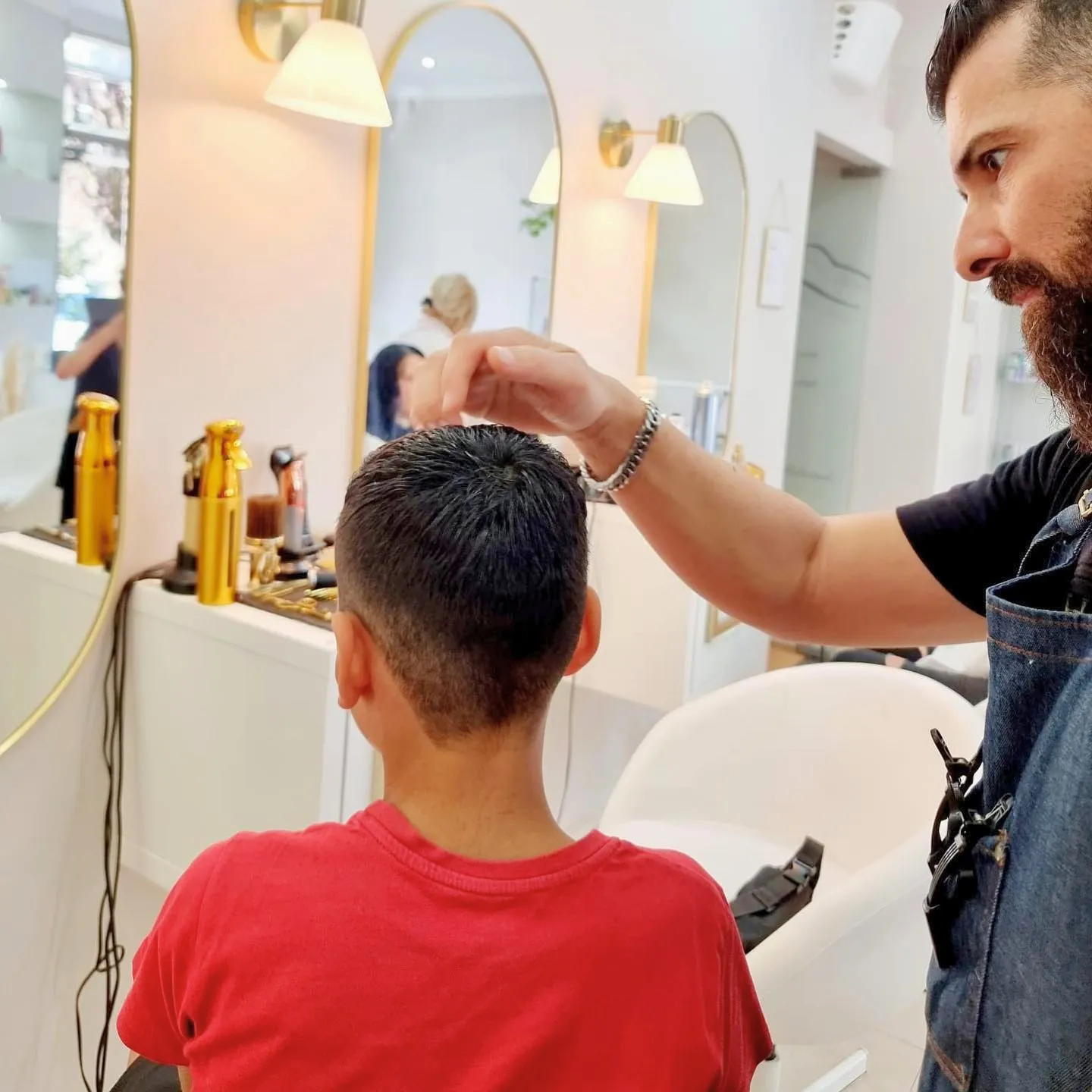 Corte masculino estilo moderno acabamento perfeito em Casal de São Brás, Amadora