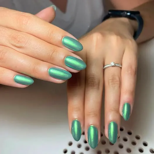 Manicure artística com detalhes em Amadora